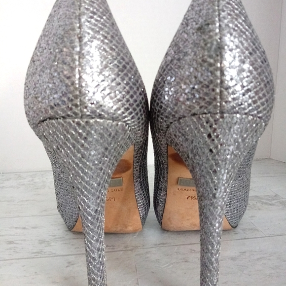 Excellent Used Pair Of Badgley Mischka Humbie II Silver Peep Toe Heels Size 7.5 - Picture 5 of 7